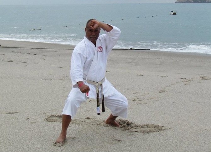 Hanshi Ricardo Llewelyn training on the beach in Panama 2009